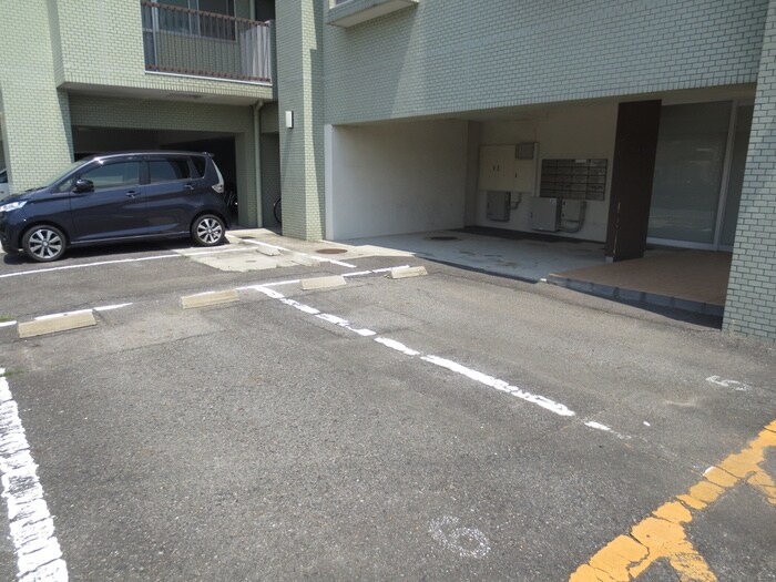 物件外観写真4　(駐車場)