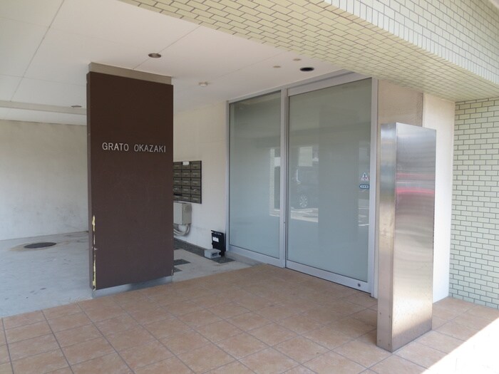 物件外観写真6　(エントランス部分)