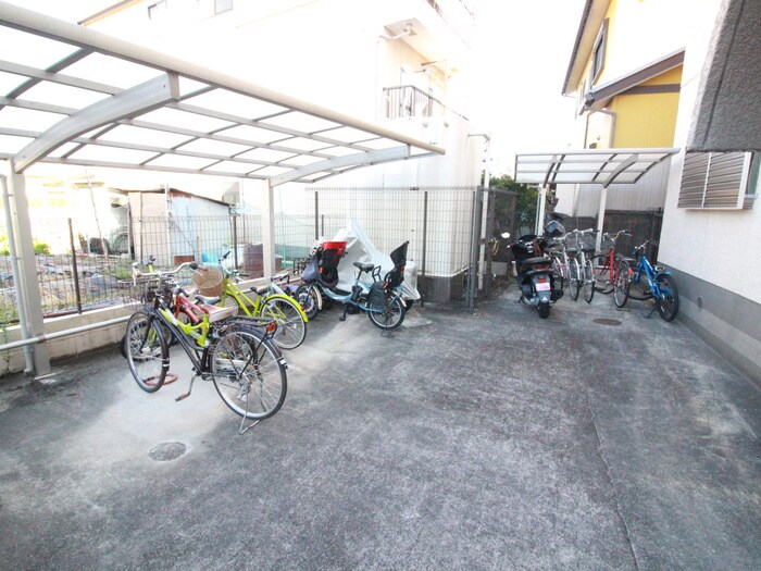 物件外観写真4　(駐輪場)