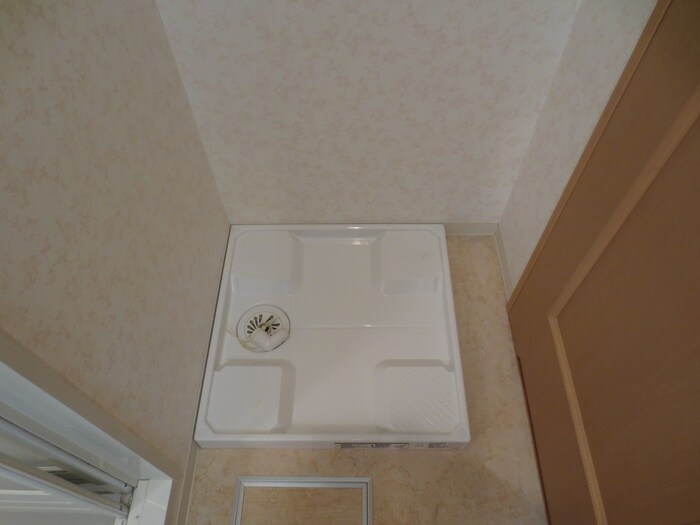 物件内観写真6　(洗濯機置場)