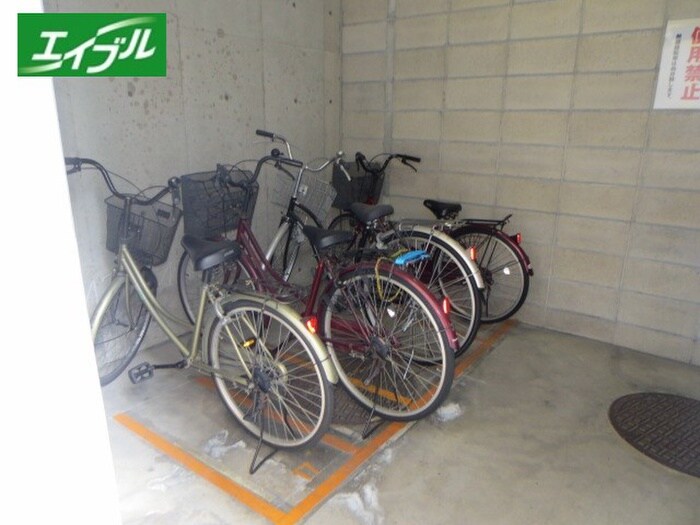 物件外観写真3　(駐輪場)