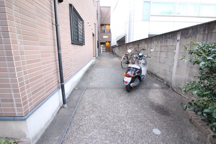 物件外観写真4　(エントランス部分)