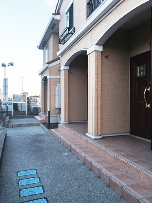 物件外観写真5　(エントランス部分)