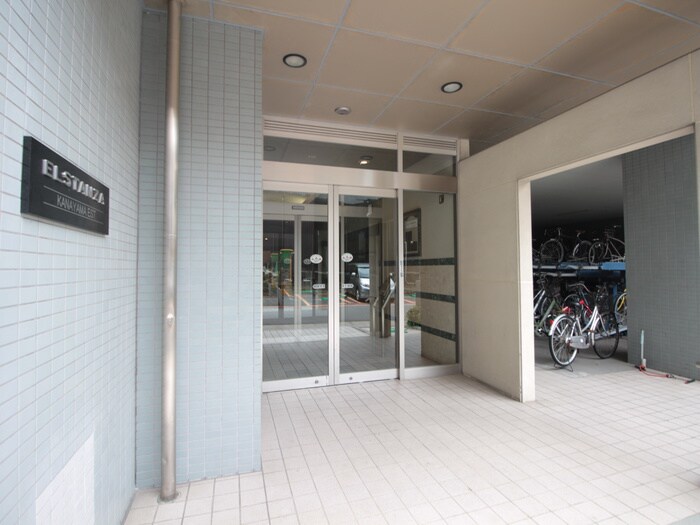 物件外観写真4　(エントランス部分)