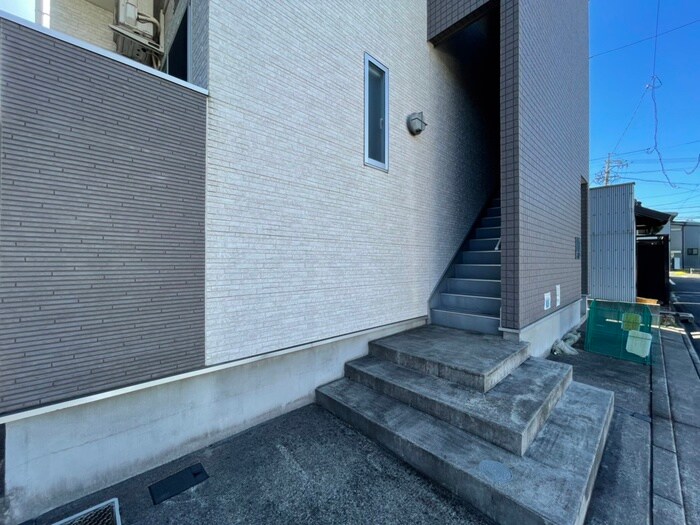 物件外観写真2　(エントランス部分)