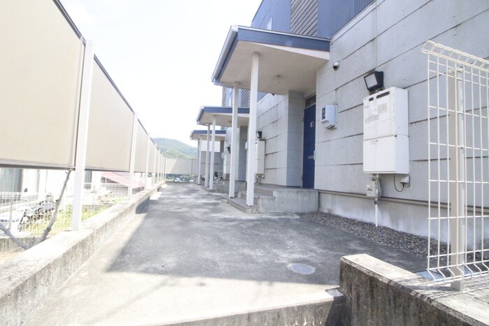 物件外観写真4　(エントランス部分)