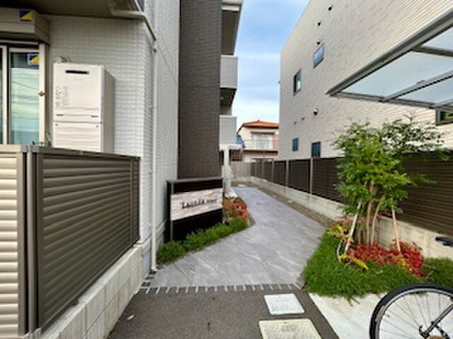 物件外観写真3　(エントランス部分)