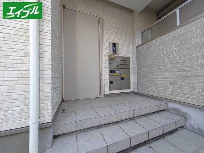 物件外観写真2　(エントランス部分)