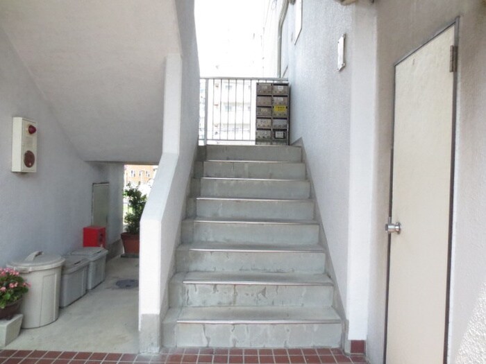 物件外観写真6　(エントランス部分)