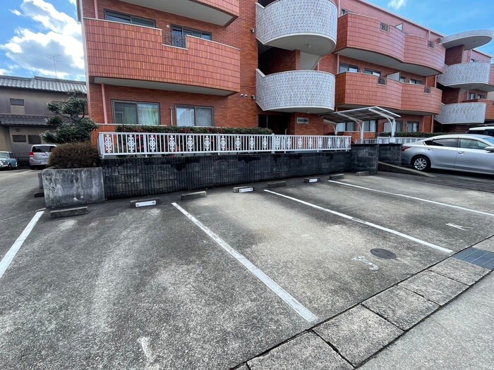 物件外観写真3　(駐車場)