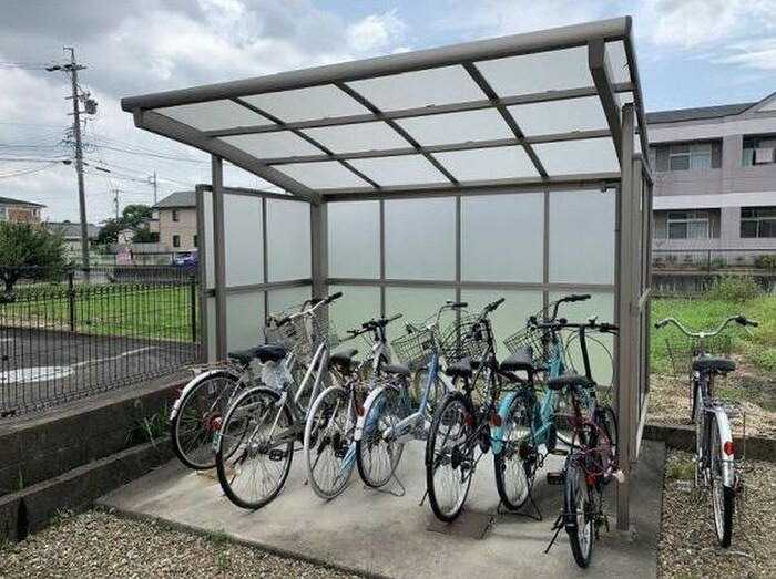 物件外観写真4　(駐輪場)