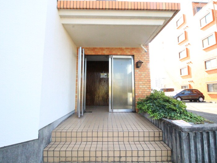 物件外観写真4　(エントランス部分)