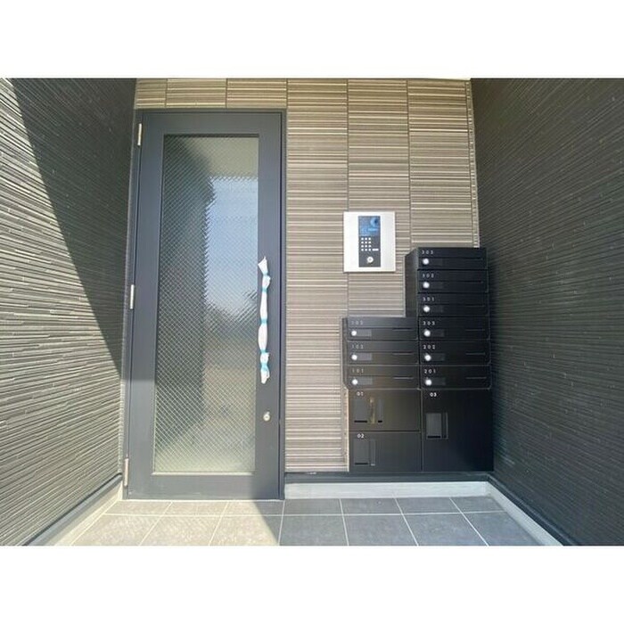 物件外観写真2　(エントランス部分)