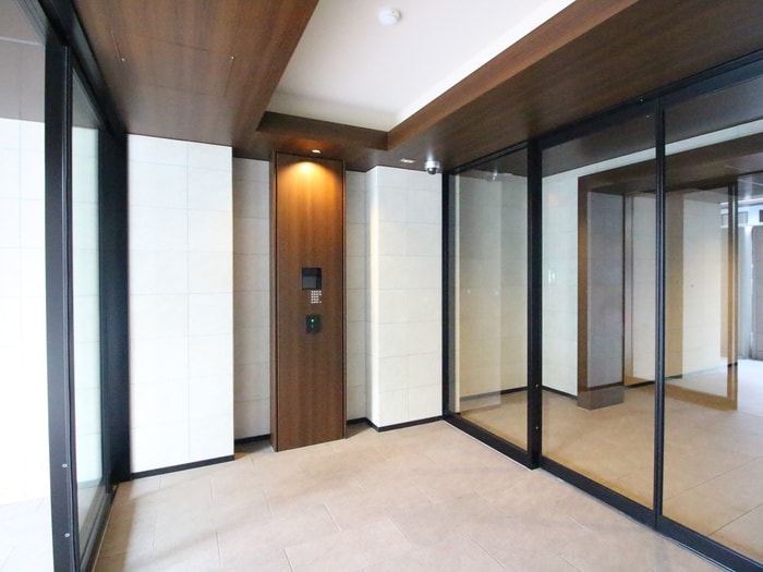 物件外観写真3　(エントランス部分)