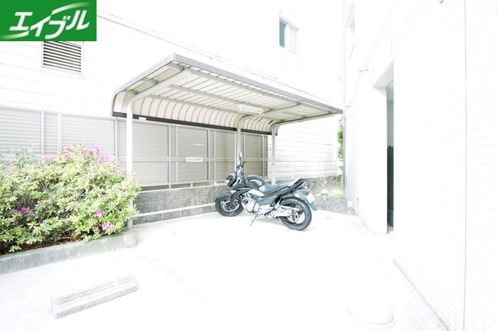 物件外観写真6　(バイク置き場)