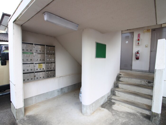 物件外観写真5　(エントランス部分)
