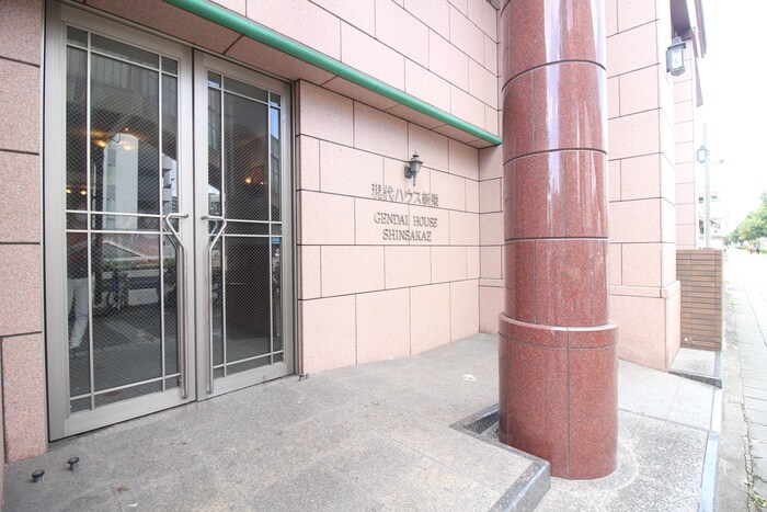 物件外観写真2　(エントランス部分)