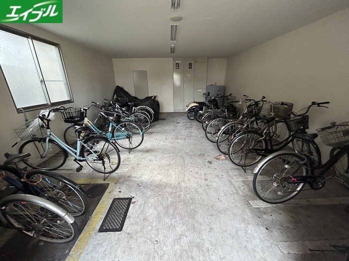 物件外観写真3　(駐輪場)