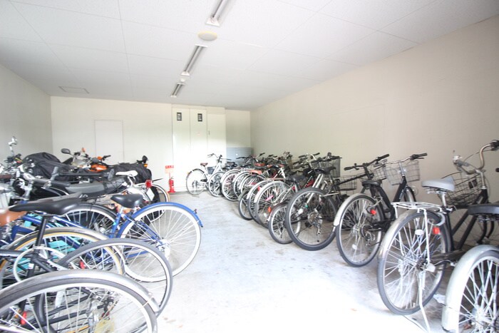 物件外観写真4　(駐輪場)