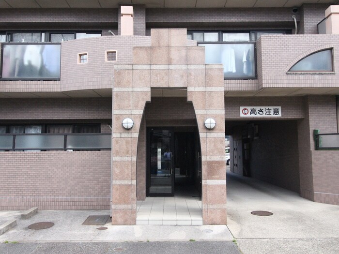 物件外観写真2　(エントランス部分)