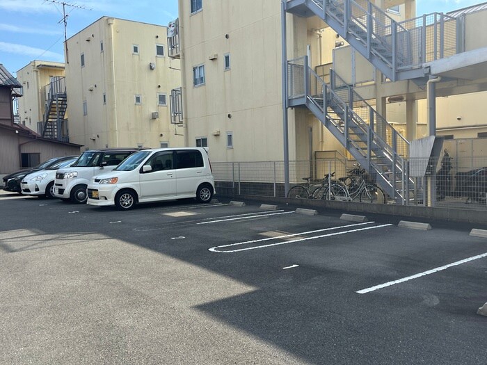 物件外観写真4　(駐車場)
