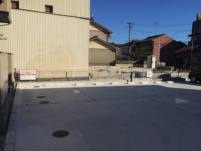 物件外観写真6　(駐車場)