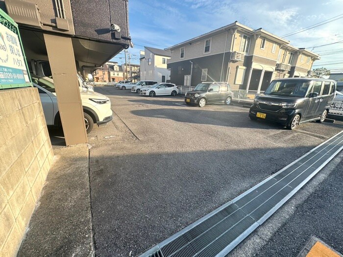 物件外観写真3　(駐車場)