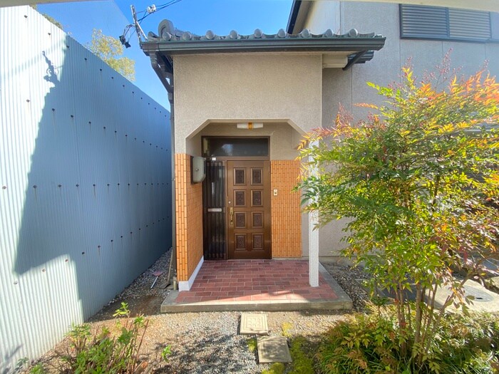 物件外観写真5　(エントランス部分)