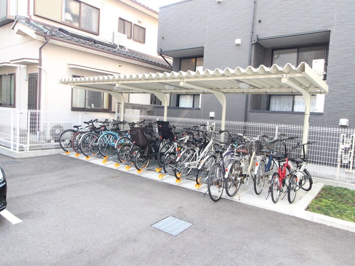 物件外観写真4　(駐輪場)