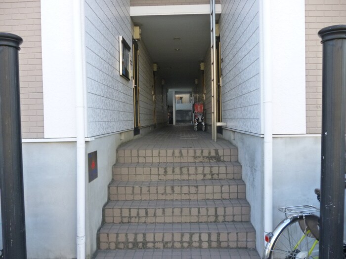 物件外観写真3　(エントランス部分)