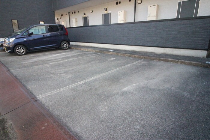 物件外観写真3　(駐車場)