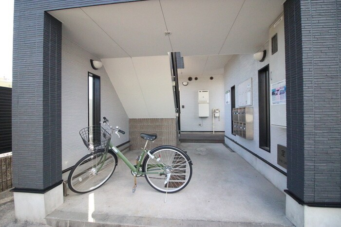 物件外観写真4　(駐輪場)
