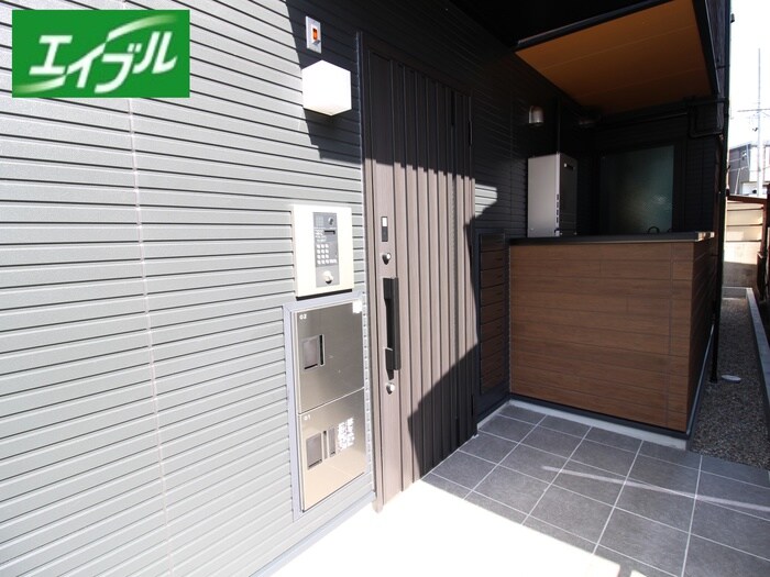 物件外観写真2　(エントランス部分)