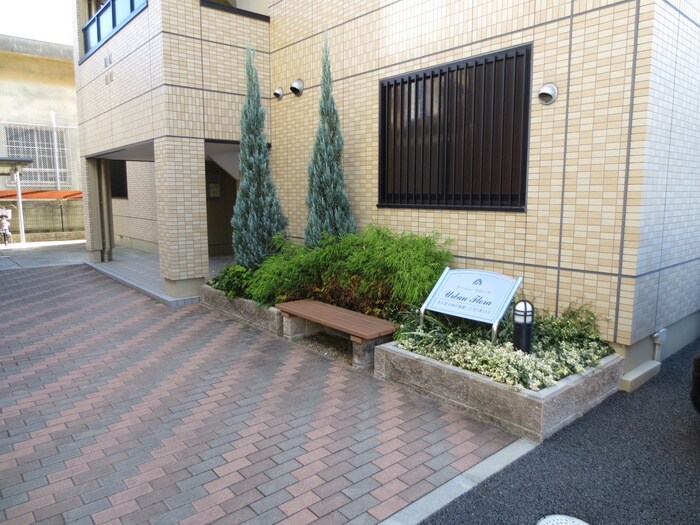 物件外観写真3　(エントランス部分)