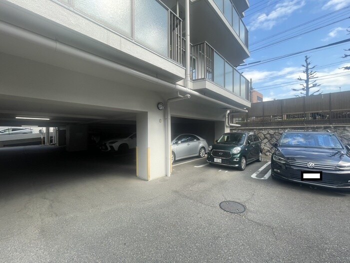 物件外観写真6　(駐車場)