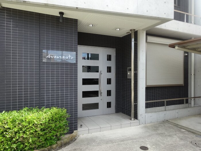 物件外観写真2　(エントランス部分)