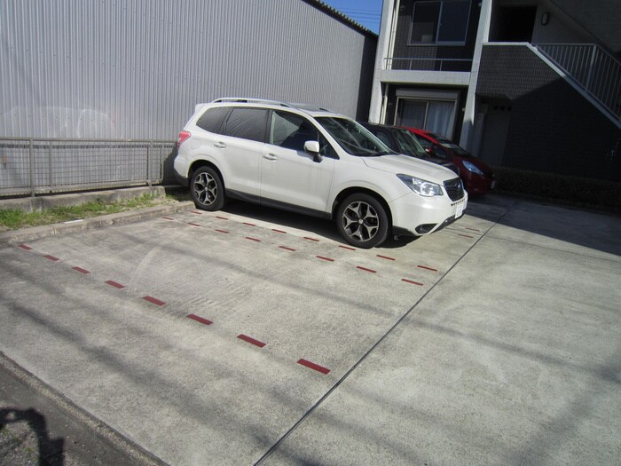 物件外観写真6　(駐車場)