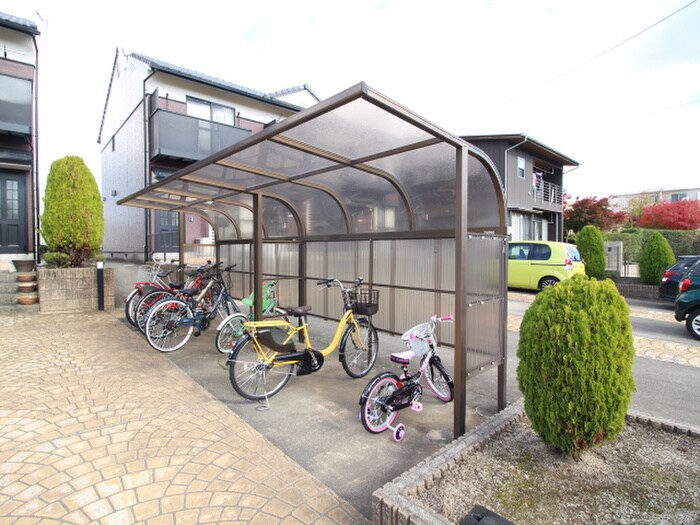 物件外観写真4　(駐輪場)