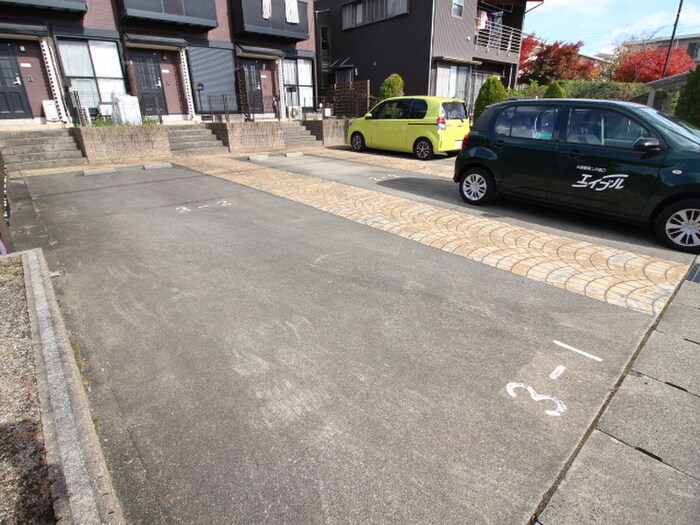 物件外観写真6　(駐車場)