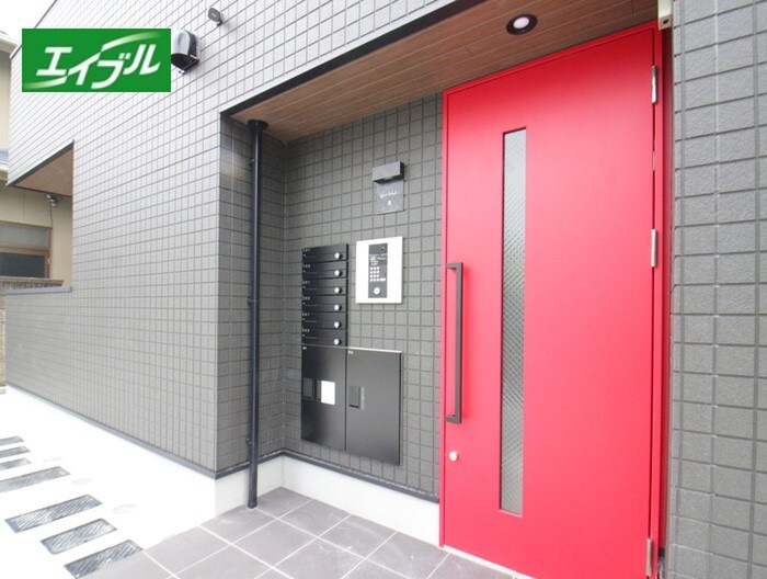 物件外観写真2　(エントランス部分)