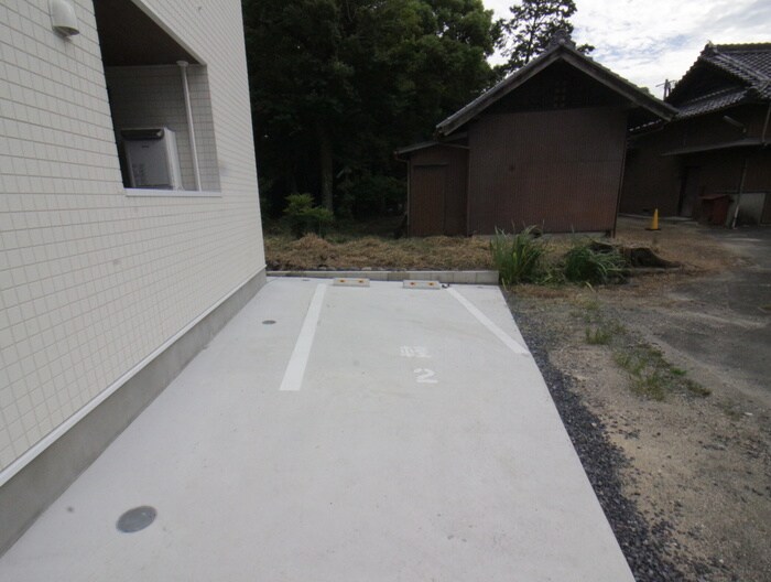 物件外観写真4　(駐車場)