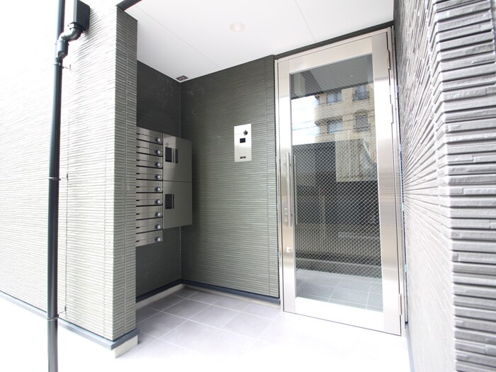 物件外観写真2　(エントランス部分)