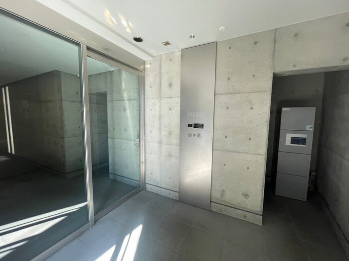 物件外観写真5　(エントランス部分)