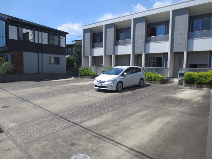 物件外観写真5　(駐車場)