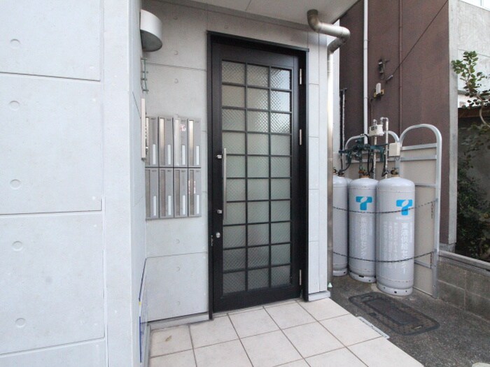 物件外観写真2　(エントランス部分)