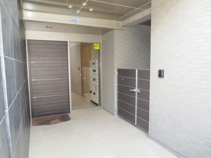 物件外観写真3　(エントランス部分)