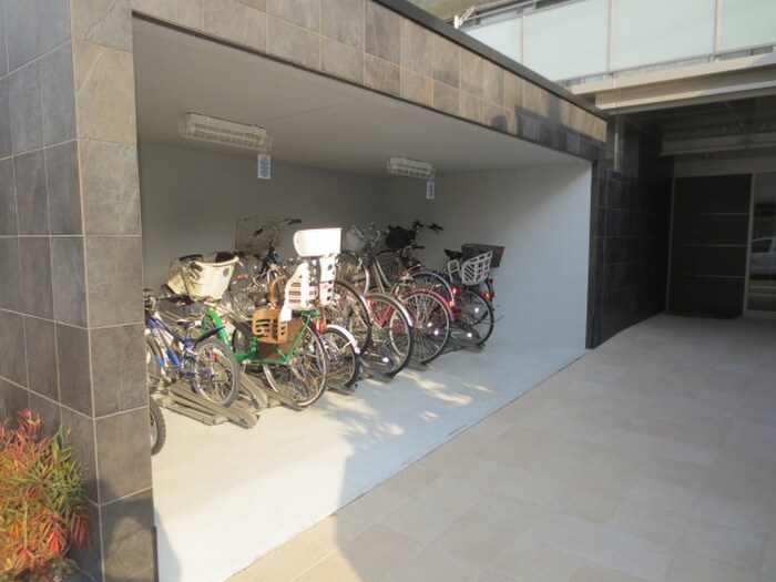 物件外観写真4　(駐輪場)