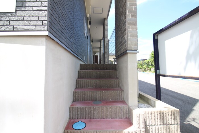 物件外観写真3　(エントランス部分)