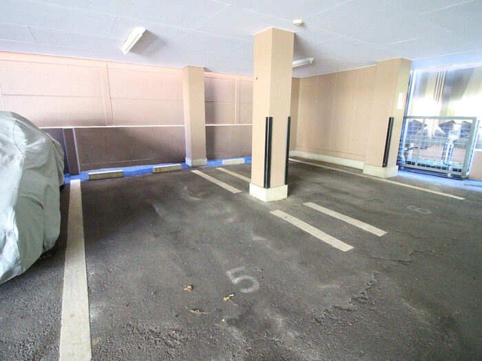 物件外観写真5　(駐車場)