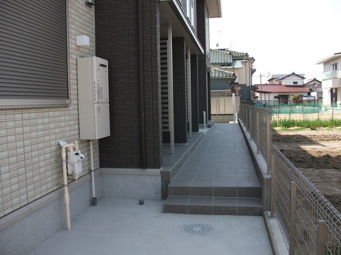 物件外観写真4　(エントランス部分)